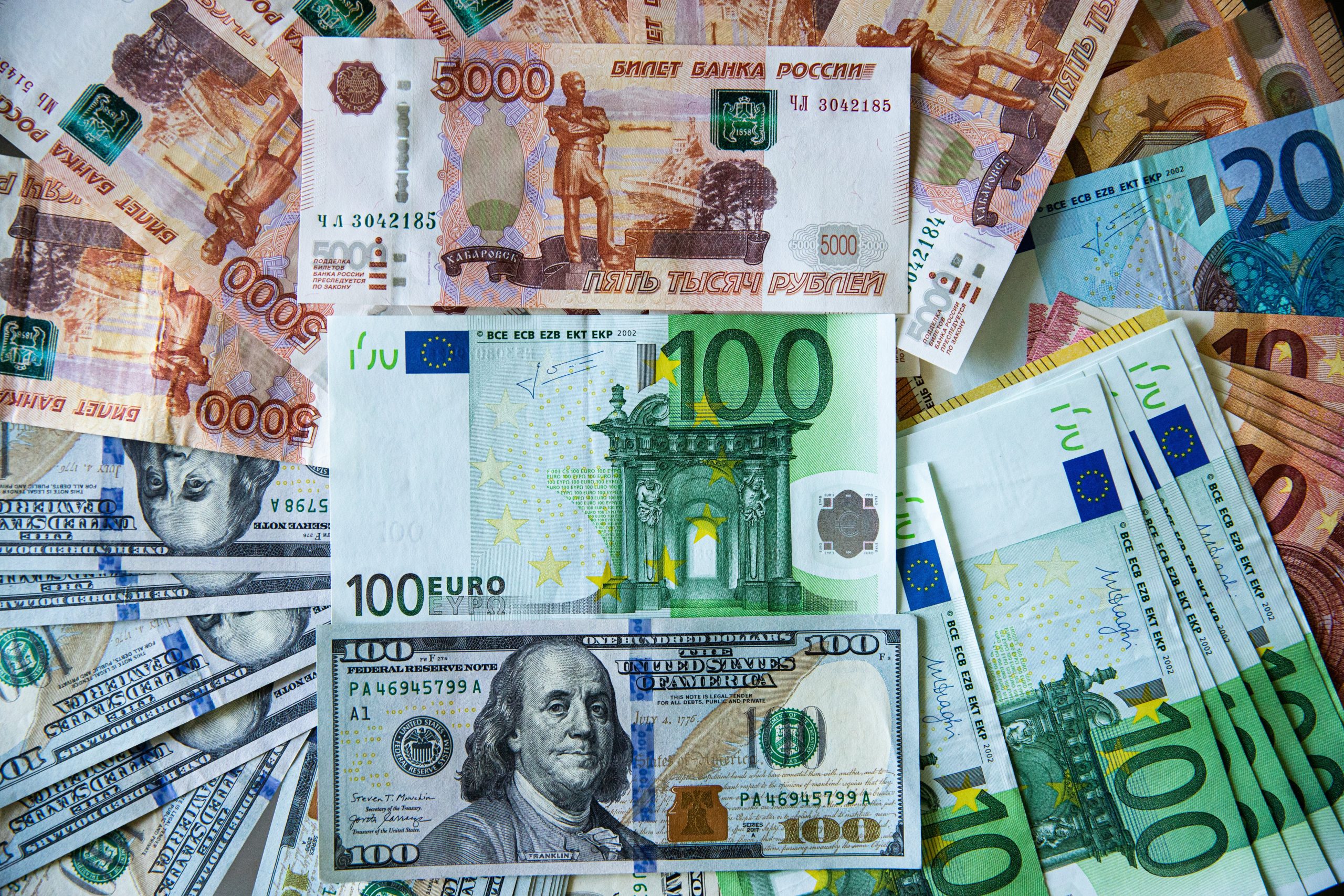 Что брать доллары или евро